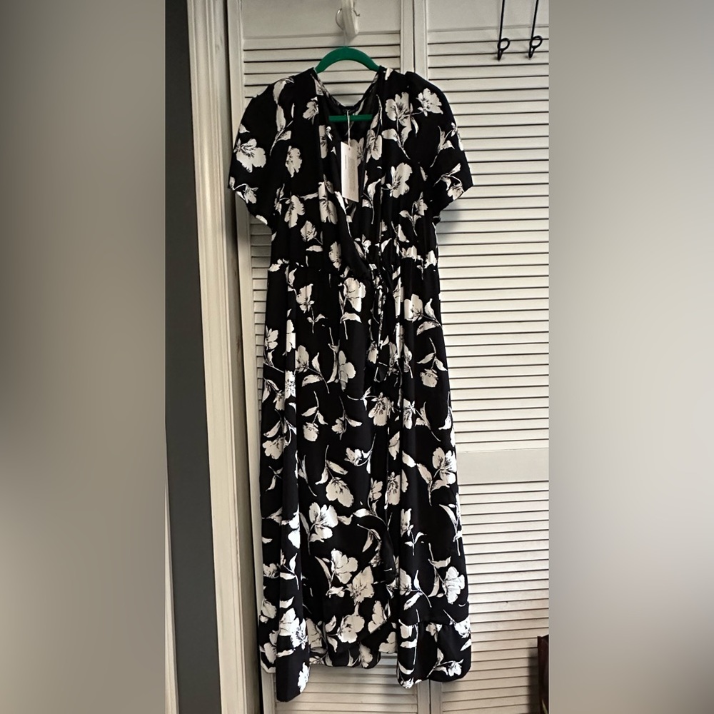 Bloomchic Dress - never worn, has tags, size 22-24.